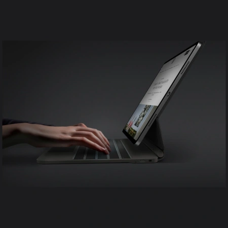 Etui UNIQ Venno Pro Magnetic Smart z klawiaturą do iPad Air 13" 2024 / 2025 / iPad Pro 13" 2024 - czarne