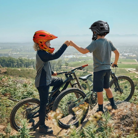 Kask rowerowy fullface dziecięcy Wozinsky z tylną lampką USB 52-56 cm - czerwono-żółty
