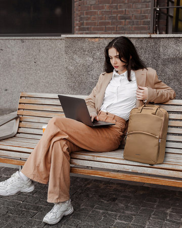 INNOSTYLE PLECAK NA LAPTOPA 15,6 DO SAMOLOTU WODOODPORNY COLORLITE 14L CZERWONY