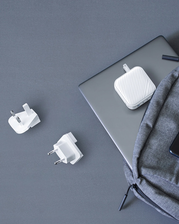 INNOSTYLE SUPER CUBE MOCNA SZYBKA ŁADOWARKA GAN PODRÓŻNA EU US UK AU 4X USB USB-C 100W BIAŁA