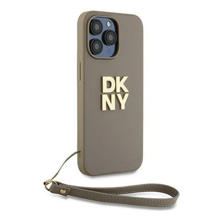 DKNY ETUI HARDCASE DO IPHONE 15 PRO MAX 6.7 Z METALOWYM LOGO I RĘKAWKIEM
