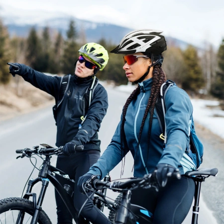 Kask rowerowy MTB Wozinsky z odpinanym daszkiem i tylną lampką USB 57-62 cm - czarno-biały